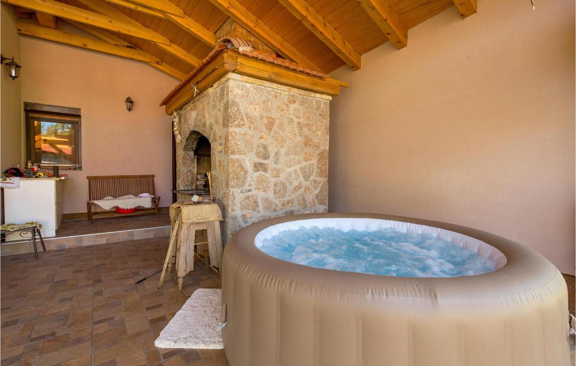 Amazing Home In Vrzici With Jacuzzi Exterior foto